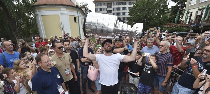 Michal Kempný předvádí v Hodoníně slavný Stanley Cup