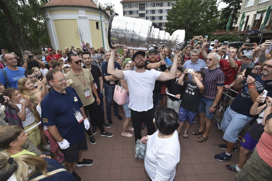 Michal Kempný předvádí v Hodoníně slavný Stanley Cup