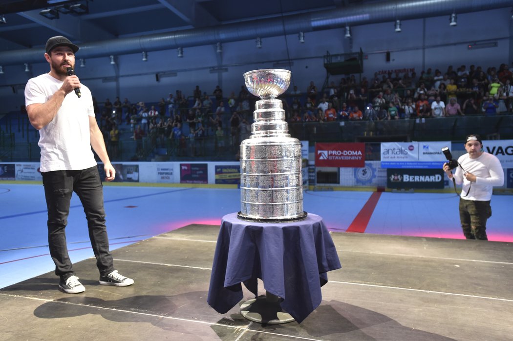 Michal Kempný předvádí v Hodoníně slavný Stanley Cup