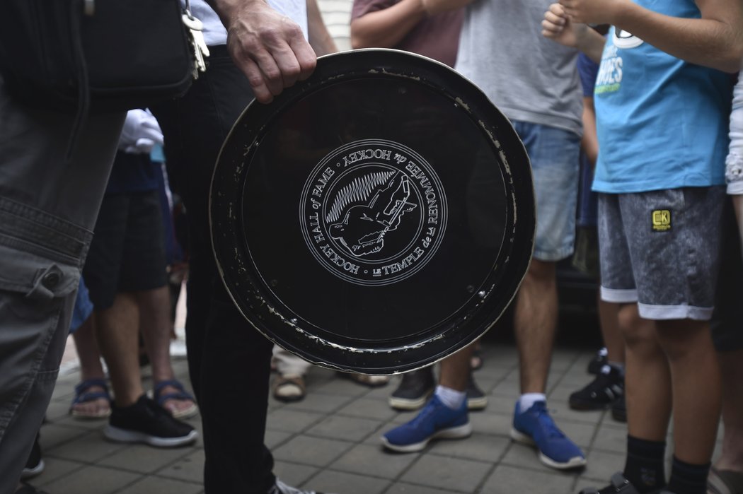 Michal Kempný předvádí v Hodoníně slavný Stanley Cup