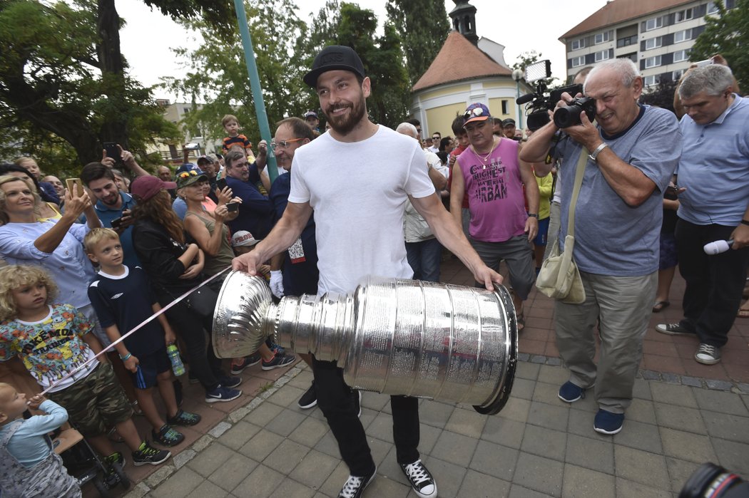 Michal Kempný předvádí v Hodoníně slavný Stanley Cup