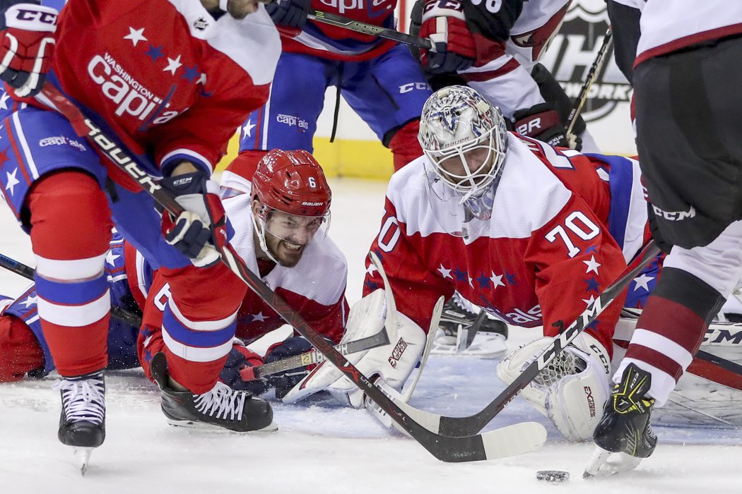 Michal Kempný a Braden Holtby sledují puk ve vřavě před bránou