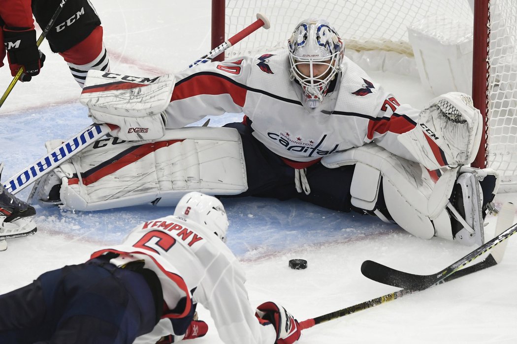 Michal Kempný a Braden Holtby společně zastavili tuto šanci