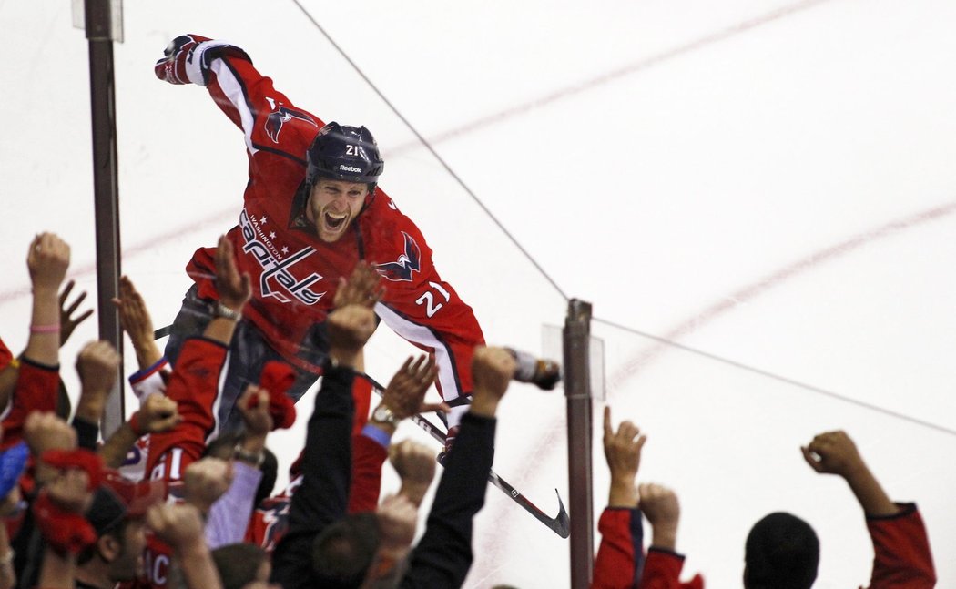 Brooks Laich právě vyrovnal na 3:3. Capitals nakonec alt o výhru stejně přišli.