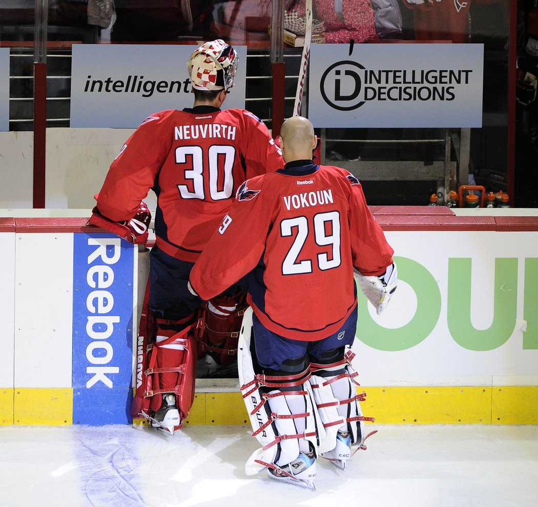 Tomáš Vokoun a Michal Neuvirth opouštějí ledovou plochu po zápase s Chicagem