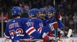 Hokejisté NY Rangers se radují z branky Bradyho Skjeie v utkání proti Washingtonu, na ledě byl i Filip Chytil
