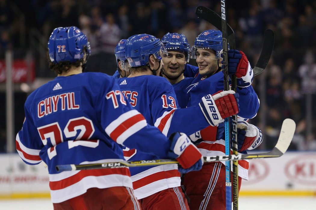 Hokejisté NY Rangers se radují z branky Bradyho Skjeie v utkání proti Washingtonu, na ledě byl i Filip Chytil