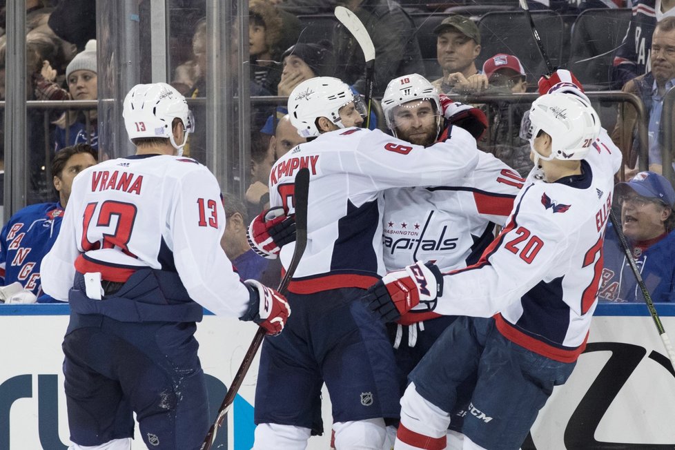 Hokejisté Washingtonu se radují z vítězné branky Bretta Connollyho, který v 54. minutě rozhodl o výhře Capitals nad New York Rangers