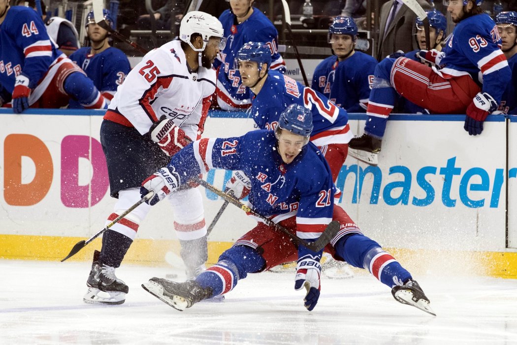 Brett Howden z New York Rangers padá v souboji s Devantem Smith-Pellym z Washingtonu