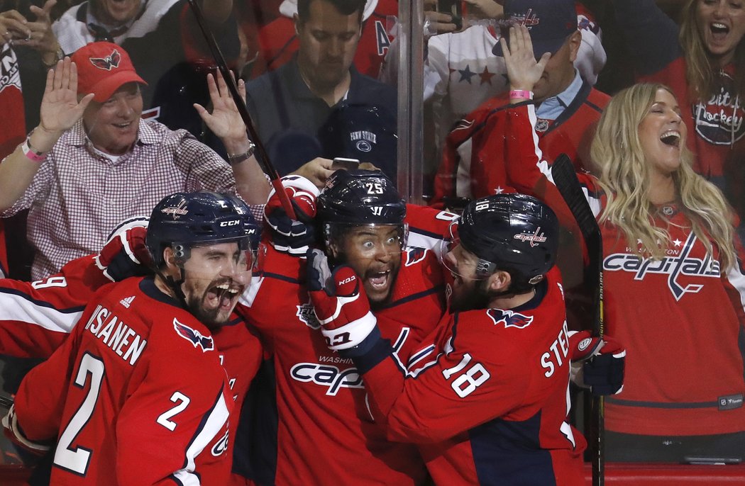 Gól Devante Smith-Pellyho na 3:1 domácí tým uklidnil