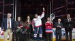 Vedení Washingtonu ocenilo před utkáním s Los Angeles kapitána Alexandra Ovečkina za jeho tisící bod v NHL