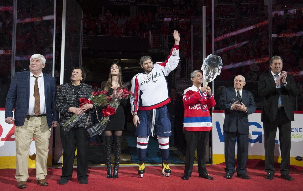 Vedení Washingtonu ocenilo před utkáním s Los Angeles kapitána Alexandra Ovečkina za jeho tisící bod v NHL