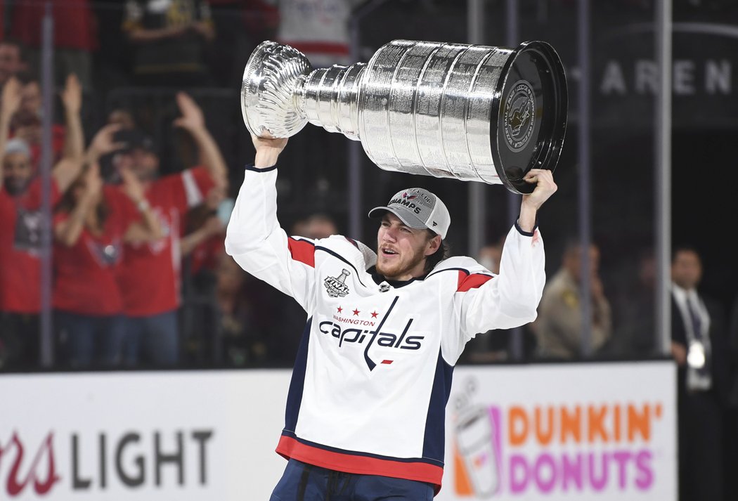 T.J. Oshie si užívá svou chvilku s Pohárem