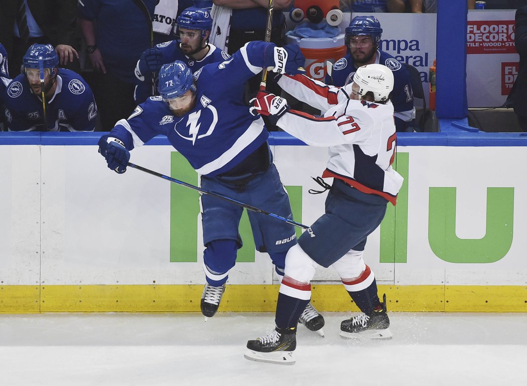 T.J. Oshie tímhle hitem zaskočil domácího Victora Hedmana