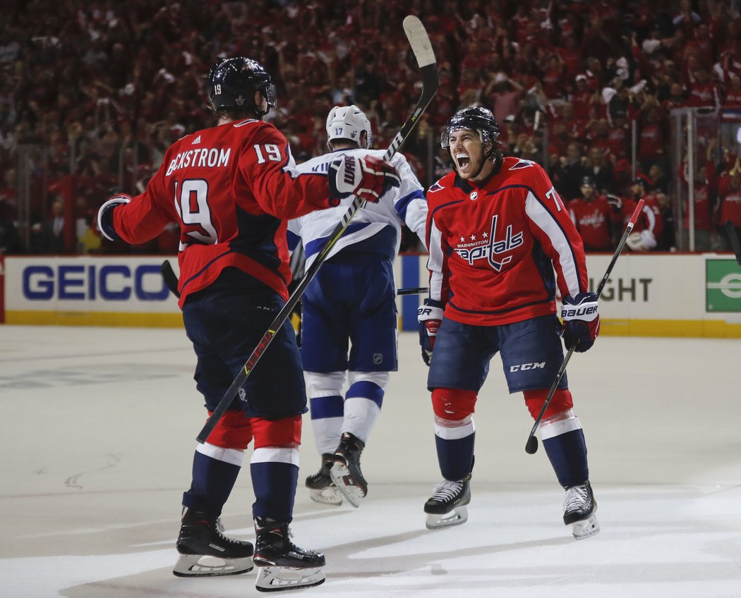 Hokejisté Washingtonu porazili Tampu Bay 3:0 a srovnali stav finále Východní konference NHL na 3:3. Dvakrát skóroval útočník T.J. Oshie.