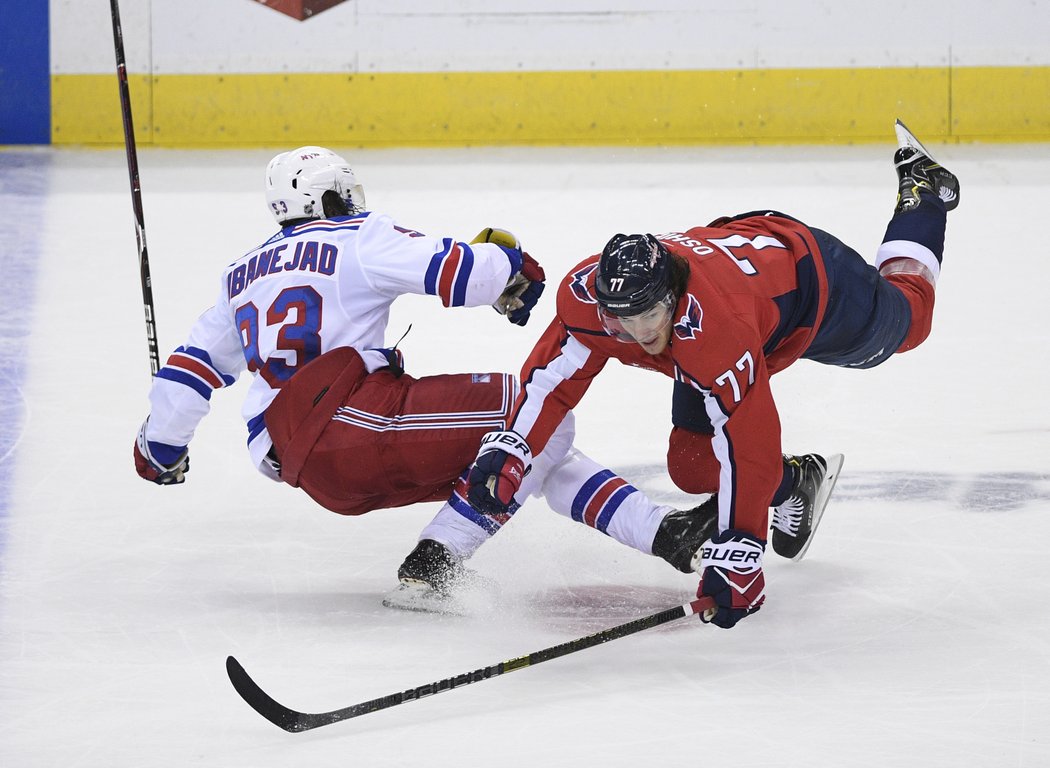 Takhle se srazili Mika Zibanejad z Rangers a T.J. Oshie z Washingtonu