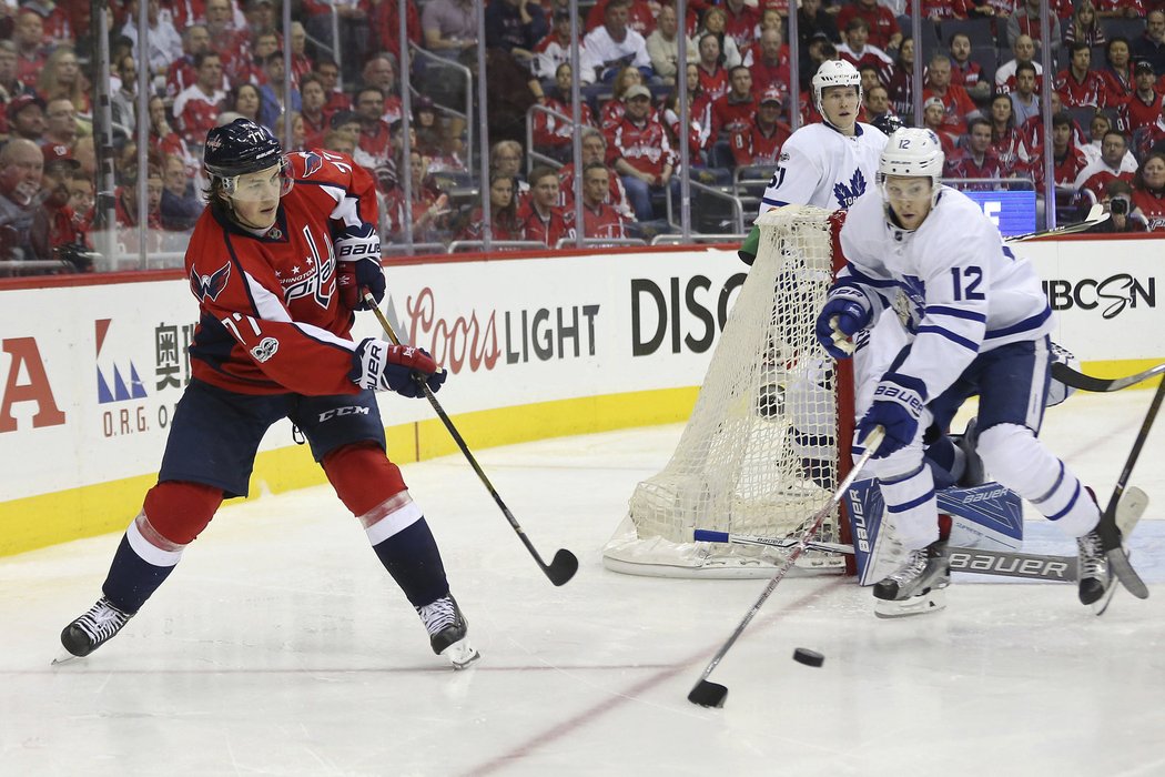 Šikovný štírek z Washingtonu T.J. Oshie patří mezi bývalé hráče NCAA