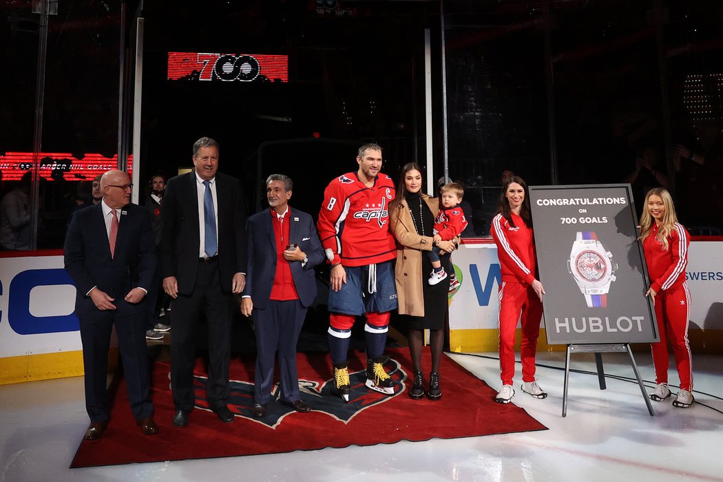 Alexandr Ovečkin s rodinou během předzápasového ceremoniálu