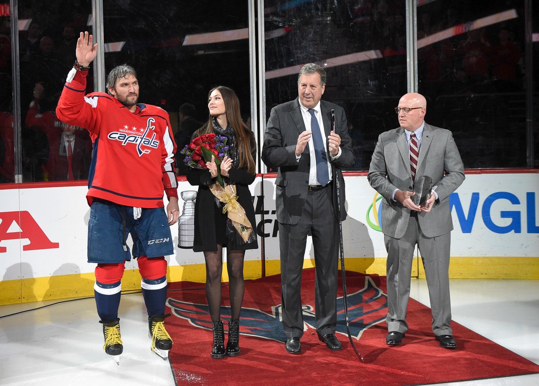 Alexandr Ovečkin byl oceněn poté, co nedávno dosáhl na tisící zápas v NHL