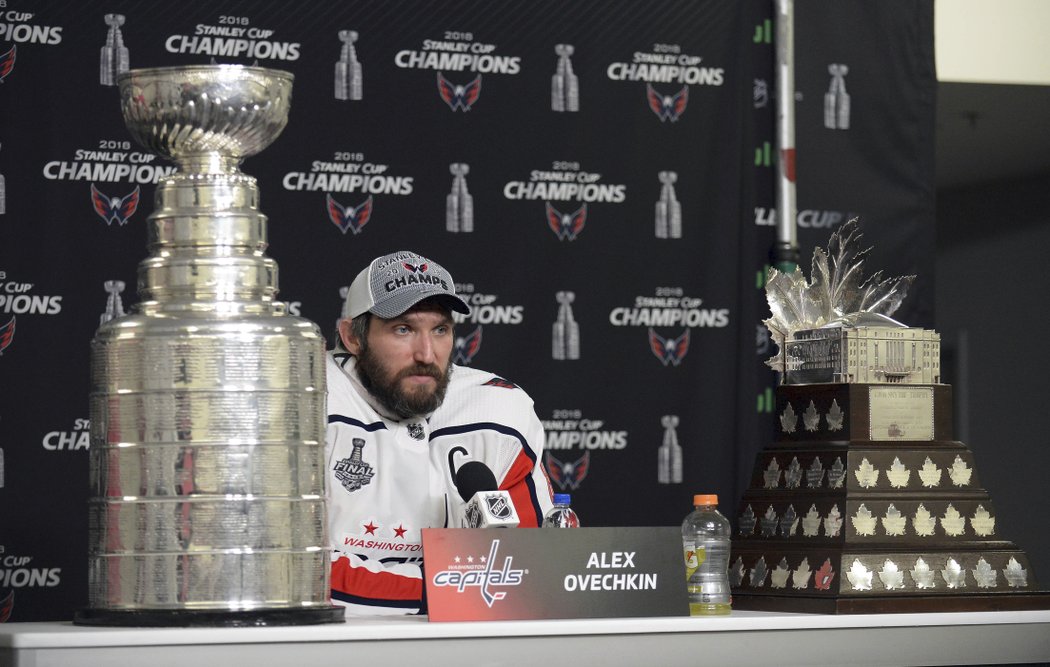 Na tiskovou konferenci přinesl Alexandr Ovečkin nejen Stanley Cup, ale také Conn Smythe Trophy