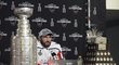 Na tiskovou konferenci přinesl Alexandr Ovečkin nejen Stanley Cup, ale také Conn Smythe Trophy