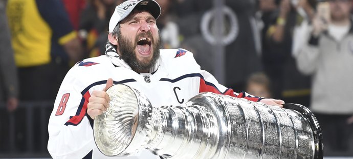 Alexandr Ovečkin drží Stanley Cup