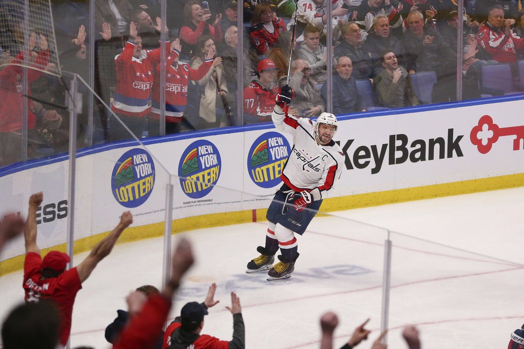 Alexander Ovečkin vstřelil proti Buffalu svůj 48. gól v sezoně a vyrovnal se na čele tabulky střelců Davidu Pastrňákovi. Capitals ale padli 2:3 po nájezdech.