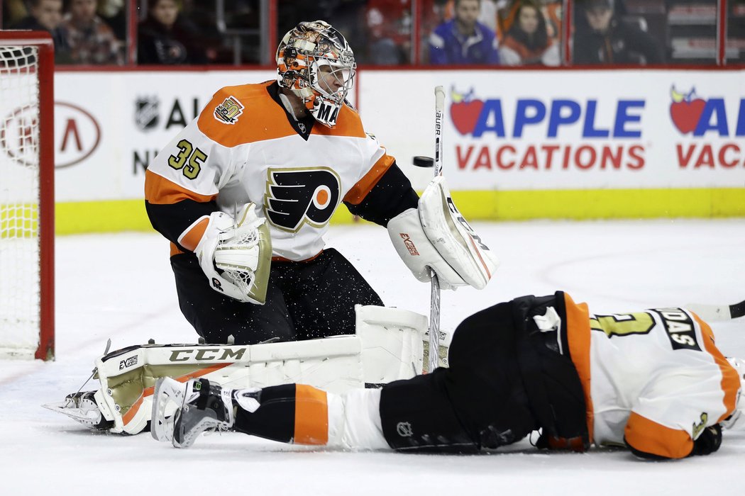 Ležící Radko Gudas ani brankář Philadelphie Steve Mason nezabránili gólu Washingtonu