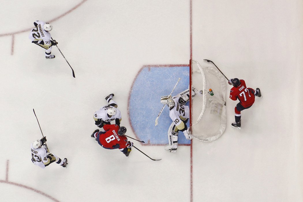 První zápas série 2. kola Stanley Cupu mezi Washingtonem a Pittsburghem rozhodl objetím branky T.J. Oshie