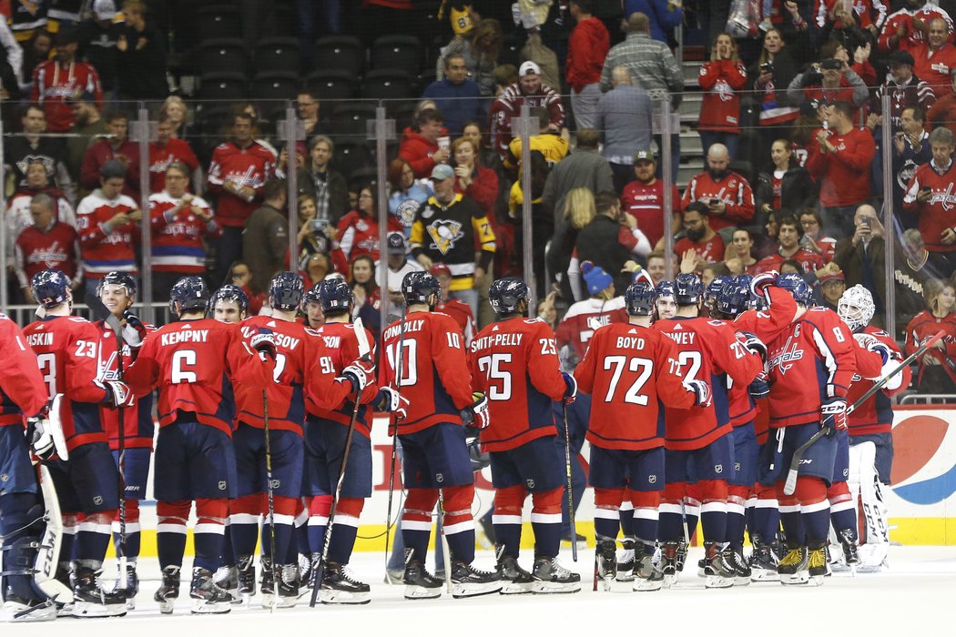 Hokejisté Pitsburghu si připsali ve středečním utkání NHL pátou porážku v řadě, když ve Washingtonu podlehli gólem z předposlední minuty 1:2.