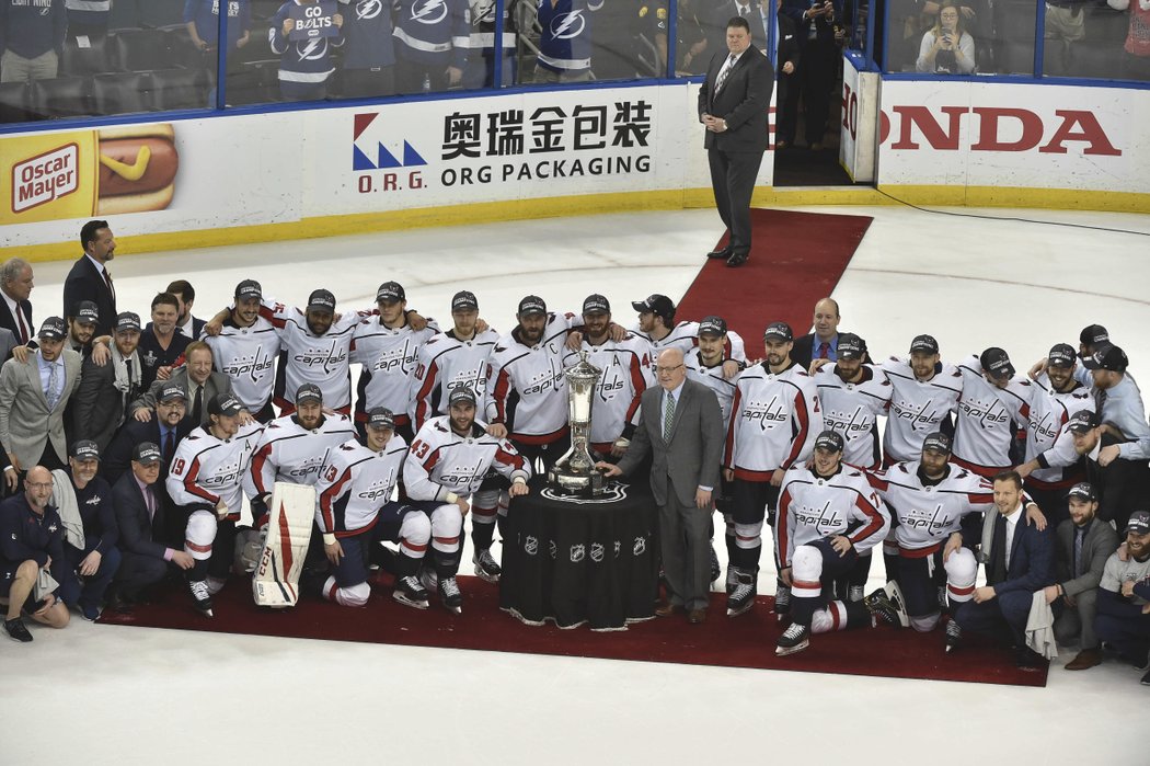 Washington Capitals pózují s Prince of Wales trophy