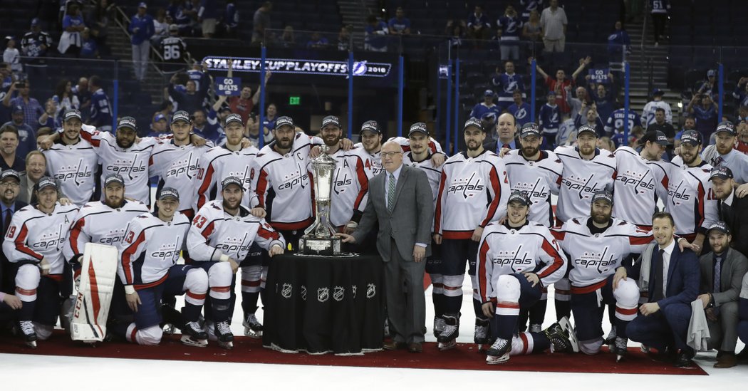 Washington Capitals pózují s Prince of Wales trophy