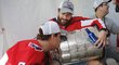 Michal Kempný drží Stanley Cup, políbit ho stihl jeho parťák z obrany John Carlson