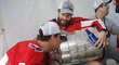 Michal Kempný drží Stanley Cup, políbit ho stihl jeho parťák z obrany John Carlson