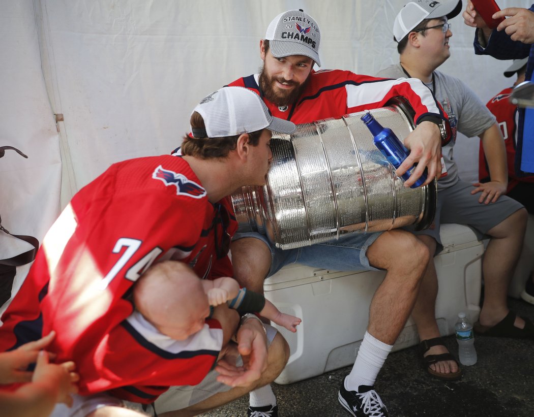 Michal Kempný drží Stanley Cup, políbit ho stihl jeho parťák z obrany John Carlson