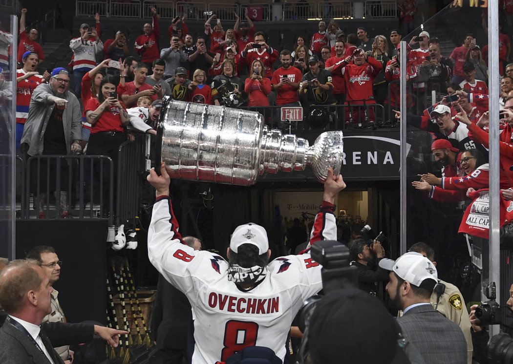 Alexandr Ovečkin odnáší Stanley Cup do šatny