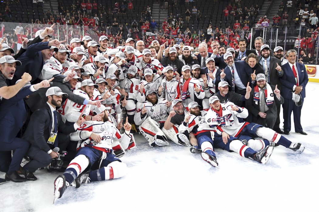 První společná fotografie hráčů Washington Capitals se Stanley Cupem