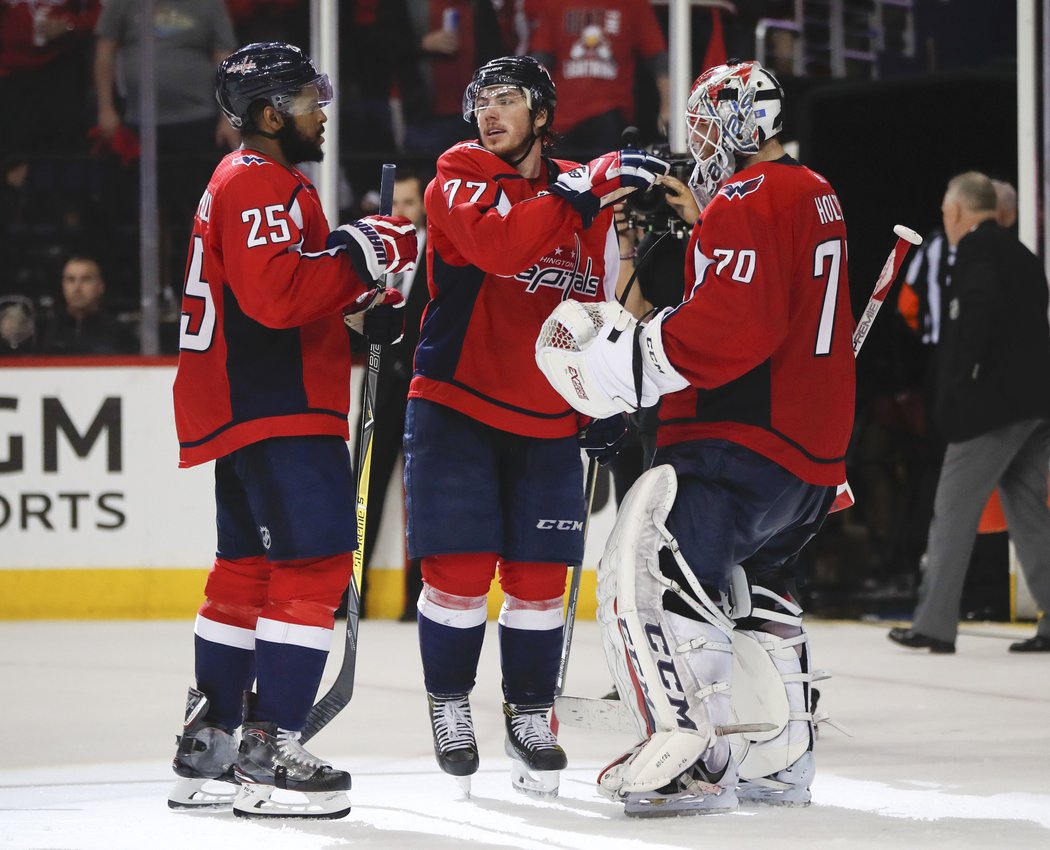 Braden Holtby přijímá od spoluhráčů gratulace k bezchybnému výkonu.