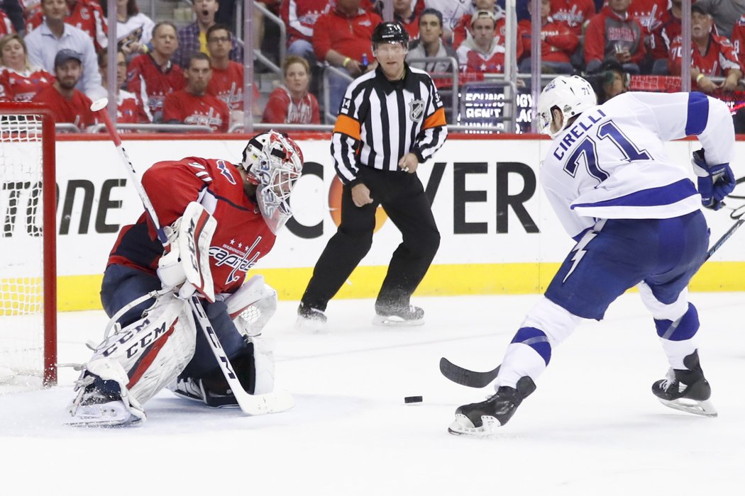 Brankář Braden Holtby pochytal všech 24 střel Lightning a stal se největší hvězdou zápasu.