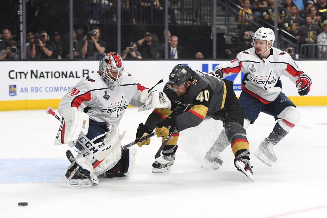 Braden Holtby předvedl v utkání 37 úspěšných zákroků.