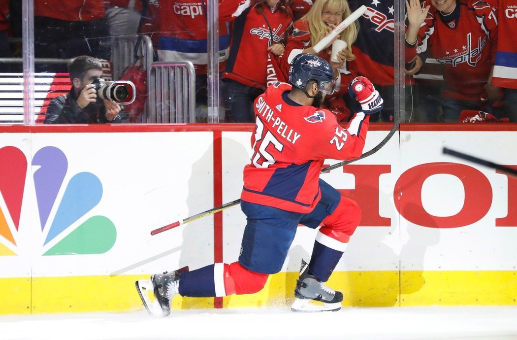 Útočník Caps Devante Smith-Pelly se raduje ze třetího gólu v síti Vegas Golden Knights.