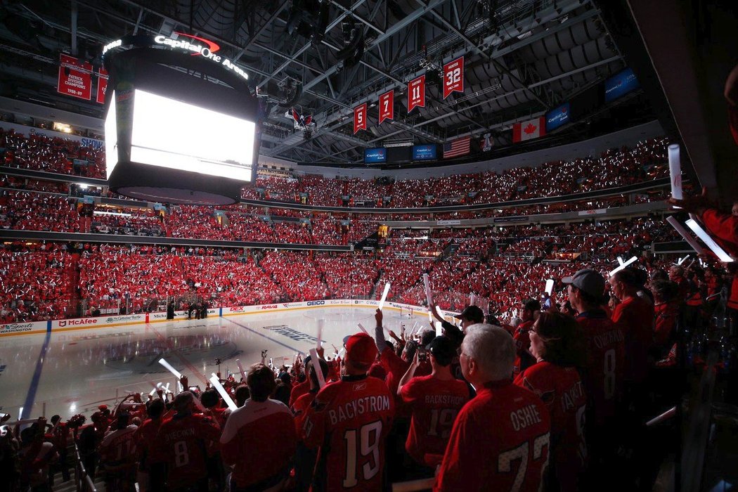 Čtvrté finále Stanley Cupu sledovala po okraj naplněná Capital One Arena ve Washingtonu.