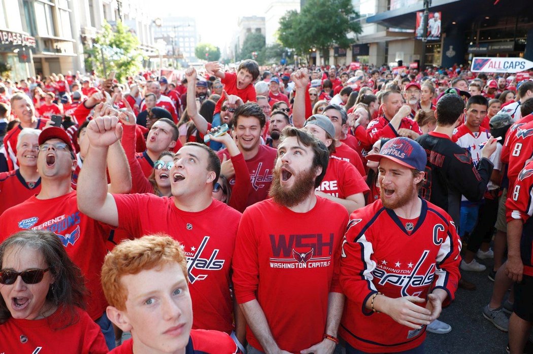 Tisíce lidí sledovaly čtvrté finále Stanley Cupu v ulicích Washigtonu.