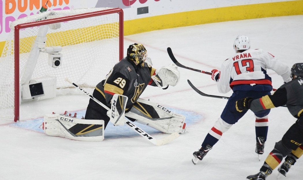 Jakub Vrána zakončil svůj brejk přesnou střelou a otevřel skóre 5. finále Stanley Cupu.