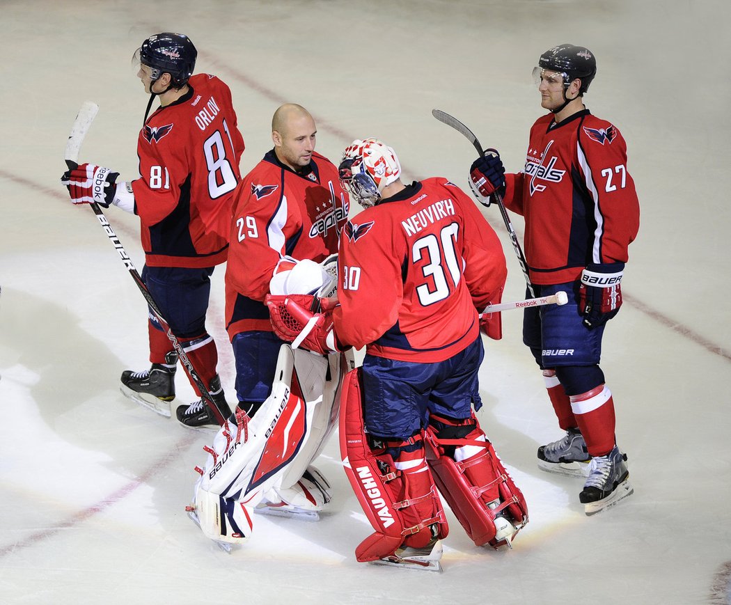 Vokoun se s Neuvirthem v přípravě střídal, na začátku sezony NHL však s největší pravděpodobností dostane přednost zkušenější gólman