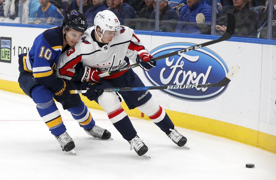 Jakub Vrána má na zádech přilepeného Braydena Schenna ze St.Louis