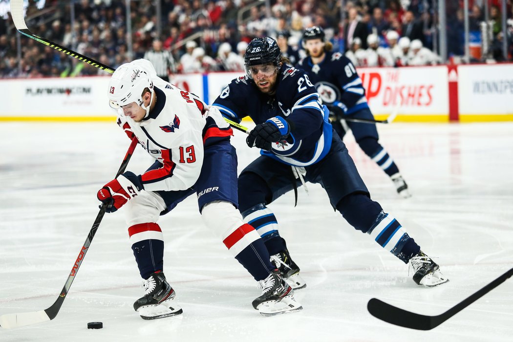 Jakuba Vránu nahání kapitán Winnipegu Blake Wheeler