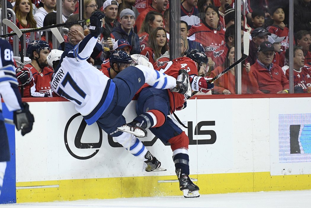 Tom Wilson z Washingtonu i Adam Lowry z Winnipegu se vyžívají ve hře do těla