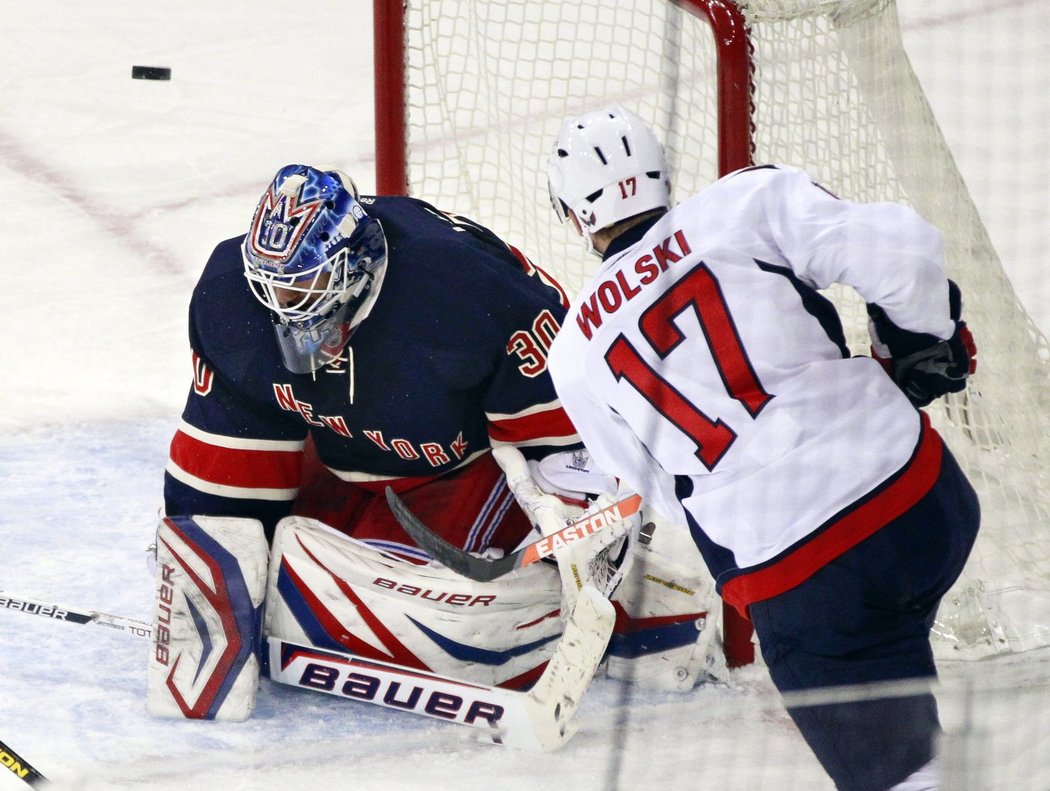 Henrik Lundqvist zastavil 27 střel Capitals, včetně tohoto pokusu Wojtka Wolskiho.