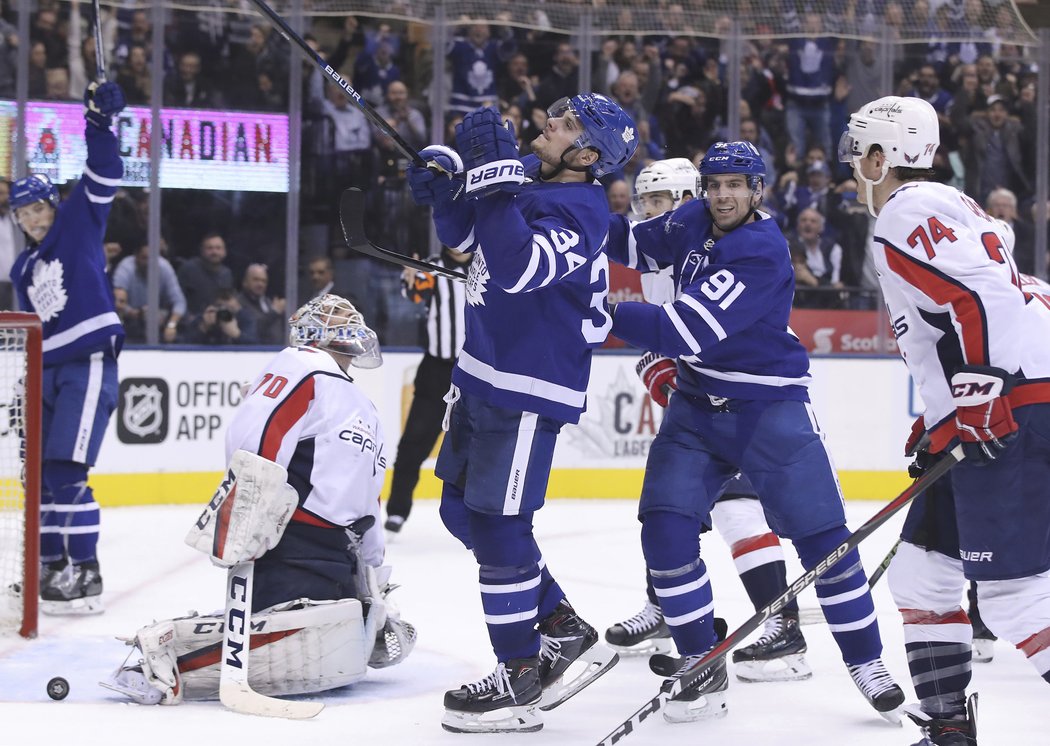 Hokejisté Washingtonu podlehli ve středečním utkání NHL 3:6 v Torontu a připsali si sedmou prohru v řadě.